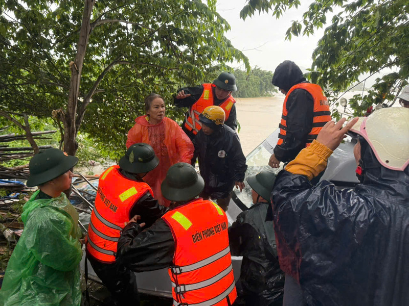 Lực lượng chức năng cứu người dân từ vùng lũ đến nơi an toàn. Ảnh: Xuân Ngọc.
