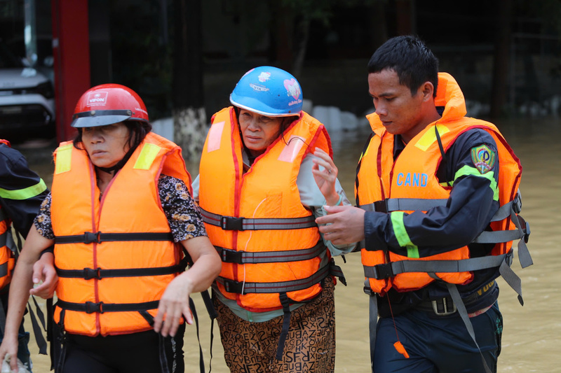 Nhiều người dân vẫn không hết kinh hoàng khi nhớ về trận lũ lịch sử. Ảnh: Xuân Ngọc.