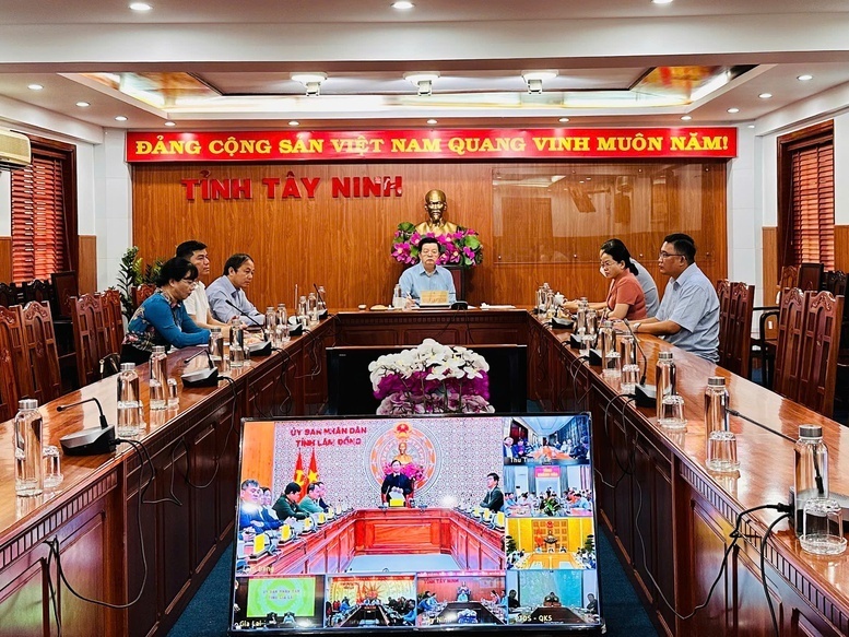 Phó Thủ tướng Mai Văn Chính dự họp tại điểm cầu trụ sở UBND tỉnh Tây Ninh - Ảnh: VGP/Giang Thanh