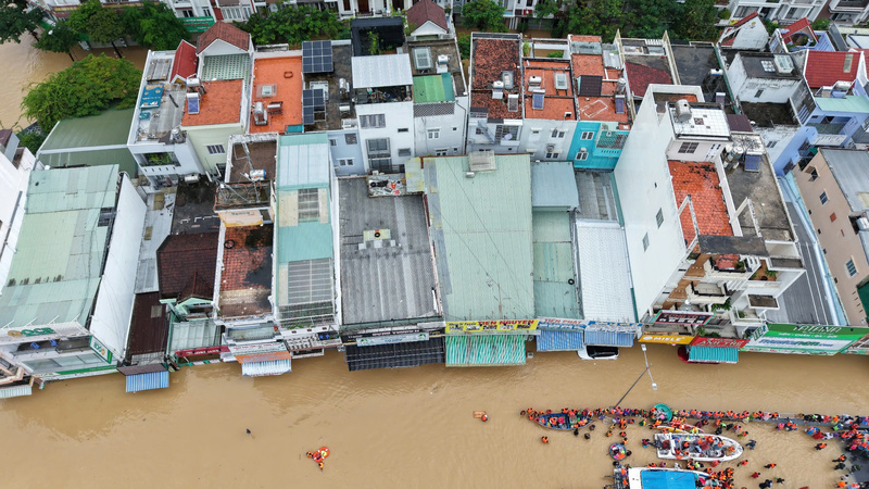 Phương tiện duy nhất có thể di chuyển trên đường là thuyền và cano. Ảnh: Xuân Ngọc.