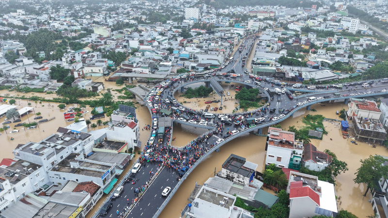 Nhiều khu vực của Nha Trang chìm trong biển nước khiến giao thông đường bộ bị tê liệt. Ảnh: Xuân Ngọc.