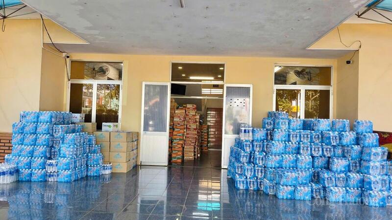 Các mặt hàng được tiếp nhận chủ yếu là nước sạch, mì tôm và gạo. Ảnh: Hiền Mai