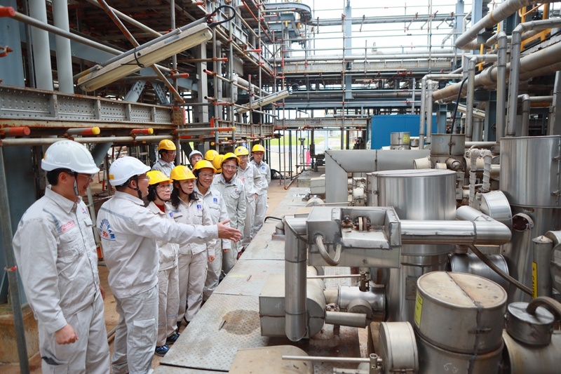 Đoàn công tác của Bộ Công Thương kiểm tra, tìm hiểu trực tiếp tại NMLD Dung Quất (Ảnh BSR)