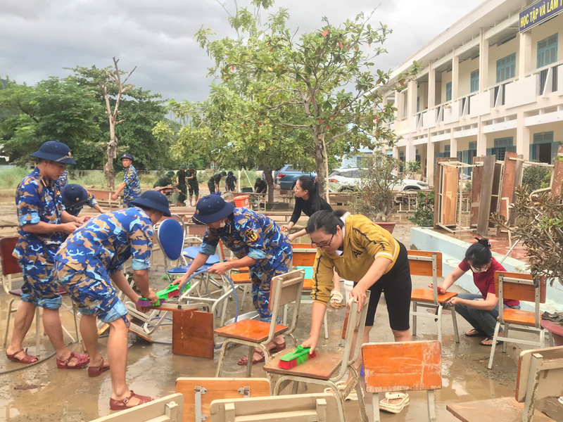 Lực lượng Cảnh sát biển đã huy động quân số đến các trường học bị ngập lụt làm công tác vệ sinh để phục vụ cho các em đến trường. Ảnh: Xuân Ngọc.