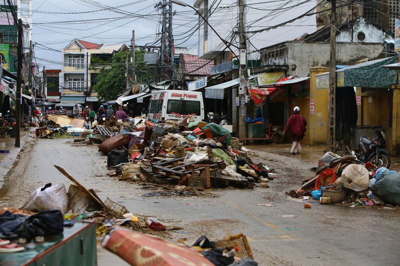 Ngay sau khi nước rút, chính quyền và người dân bắt tay vào việc vệ sinh môi trường. Ảnh: Xuân Ngọc.