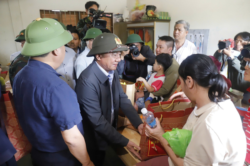 Đồng chí Trần Cẩm Tú - Ủy viên Bộ Chính trị, Thường trực Ban Bí thư đã đến tặng quà cho người dân đang sơ tán vào ngày 22/11, tại điểm Trường Tiểu học Diên Điền, xã Diên Điền, tỉnh Khánh Hòa. Ảnh: Hữu Long.