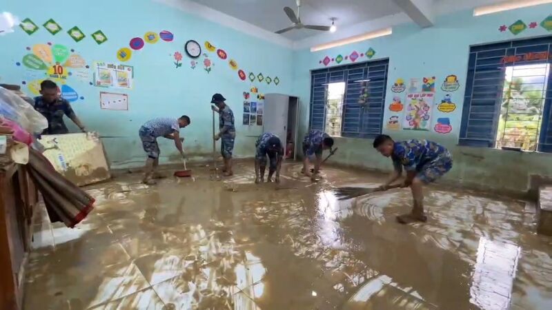 Cán bộ, chiến sĩ Vùng 4 dọn vệ sinh trường học tại phường Tây Nha Trang. Ảnh: Minh Châu