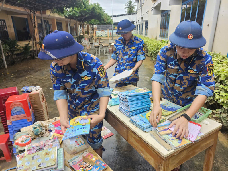 Cán bộ, học viên Học viện Hải quân lựa sách, đồ dùng học tập còn dùng được tại trường học. Ảnh: HQ