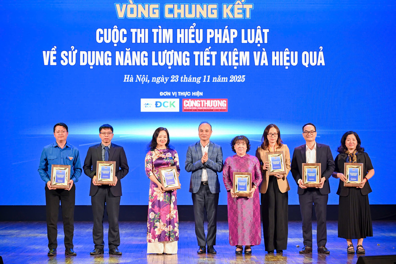 Ông Nguyễn Phương Tuấn trao kỷ niệm chương cho Ban Tổ chức và đại diện 5 đội vào vòng chung kết. Ảnh: TCCT.