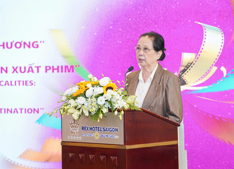 Bà Dương Cẩm Thúy, Chủ tịch Hội Điện ảnh TP. Hồ Chí Minh trình bày tham luận tại sự kiện.