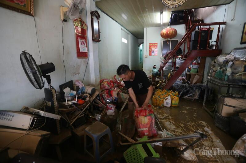 Hộ gia đình có nhà bị sập hoàn toàn, bị đổ hoặc bị lũ cuốn trôi sẽ được hỗ trợ 60 triệu đồng/nhà để xây dựng lại nơi ở mới. Ảnh: Lê Sơn.