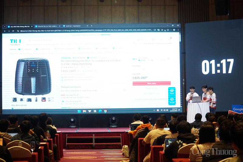 Một đội thi trong vòng chung kết Hackathon GDG DevFest MienTrung 2025 trình bày ứng dụng giải pháp công nghệ trong thương mại điện tử.