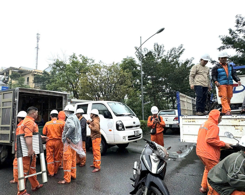 Hơn 60 cán bộ công nhân viên Điện lực Huế lên đường hỗ trợ Điện lực Đắk Lắk khắc phục hậu quả lưới điện. Ảnh: D. Huyền.