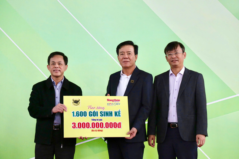 Ông Ngô Văn Đông (giữa) – Tổng Giám đốc Công ty CP Phân bón Bình Điền và nhà báo Nguyễn Văn Hoài (bên phải) – Tổng biên tập báo NTNN trao 1.600 gói sinh kế cho xã Nông Cống (Thanh Hoá).