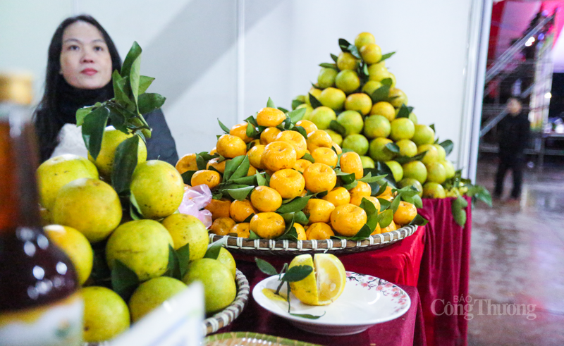 Ông Đoàn Quốc Hoài - đại diện gian hàng cam Hoài Luân (xã Vũ Quang) cho biết, từ những ngày đầu khai trương, cơ sở có doanh thu bán hàng khá tốt. Hội chợ năm nay, sức tiêu thụ cam cũng đạt cao. Bởi khách hàng ngoài mua cam tươi về ăn, còn đặt hàng số lượng lớn cho dịp cuối năm.