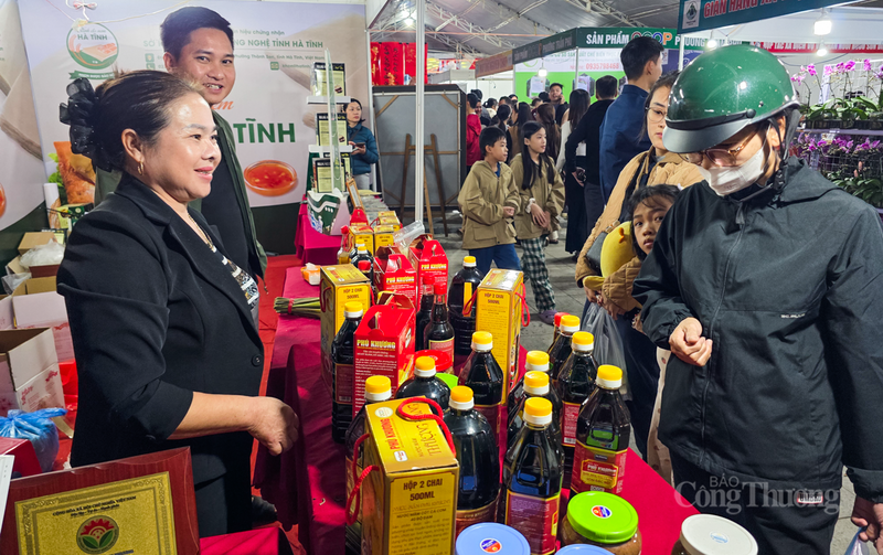 Mang đến sản phẩm nước mắm và hải sản khô ở vùng biển Hà Tĩnh, bà Lê Thị Khương - gian hàng nước mắm Phú Khương phấn khởi chia sẻ: “Mỗi ngày gian hàng thu về khoảng 20 triệu đồng, đây là con số ngoài mong đợi của chúng tôi".