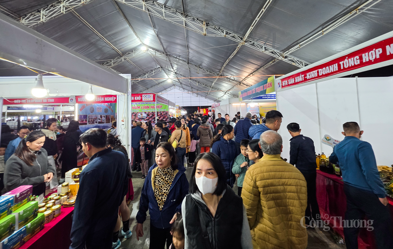 Tại đây, khách hàng có cơ hội tiếp cận với sự đa dạng của sản phẩm từ khắp các tỉnh thành của cả nước. Tuy nhiên, tâm điểm thu hút đông đảo khách hàng nhất chính là các gian hàng trưng bày, giới thiệu đặc sản của chính Hà Tĩnh - vùng đất giàu truyền thống và sản vật.