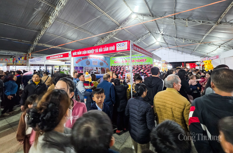 Theo ghi nhận của phóng viên Báo Công Thương, các sản phẩm đặc trưng của Hà Tĩnh như cam, trầm hương, mật ong và nước mắm đã trở thành những mặt hàng "hot" tại hội chợ. Tại các gian hàng này cũng luôn tấp nập người ra vào.
