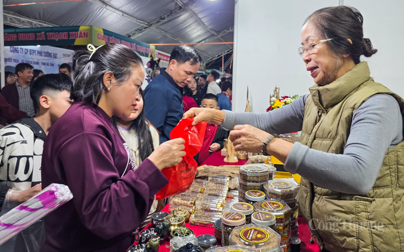 Các gian hàng của tỉnh Hà Tĩnh chật kín người trong ngày cuối tuần.
