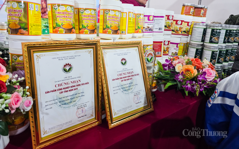 Gian hàng phường Thành Sen nổi bật với sản phẩm chế biến từ sen, sản phẩm bột rau củ, hoa quả sấy, kẹo cu đơ...