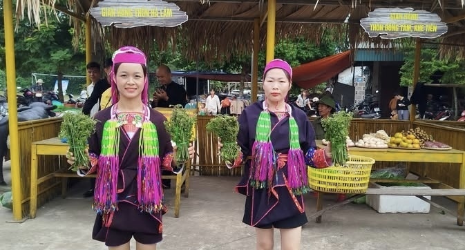 Người dân vùng dân tộc thiểu số bán hàng, giới thiệu các sản phẩm OCOP tại các hội chợ thương mại do địa phương tổ chức. Ảnh: Trang Vân