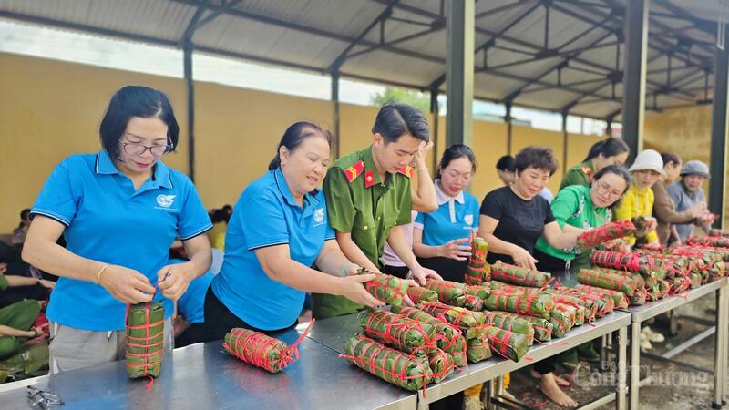 Hoạt động không chỉ giúp người dân vùng lũ mà còn thể hiện rõ nét tinh thần đoàn kết, trách nhiệm cộng đồng giữa lực lượng vũ trang, chính quyền và nhân dân. Ảnh: Hiền Mai