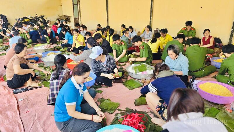 50 cán bộ, hội viên Hội Liên hiệp Phụ nữ phường Hội Phú phối hợp với cán bộ, chiến sĩ cùng nhau gói 1.000 bánh tét hỗ trợ vùng lũ. Ảnh: Hiền Mai