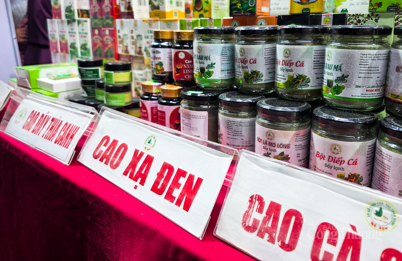 Các sản phẩm như cao cà gai leo, tinh dầu tràm, tinh dầu hoa ngũ sắc "cháy hàng" sau ít ngày mở bán. Ảnh: Trọng Tùng