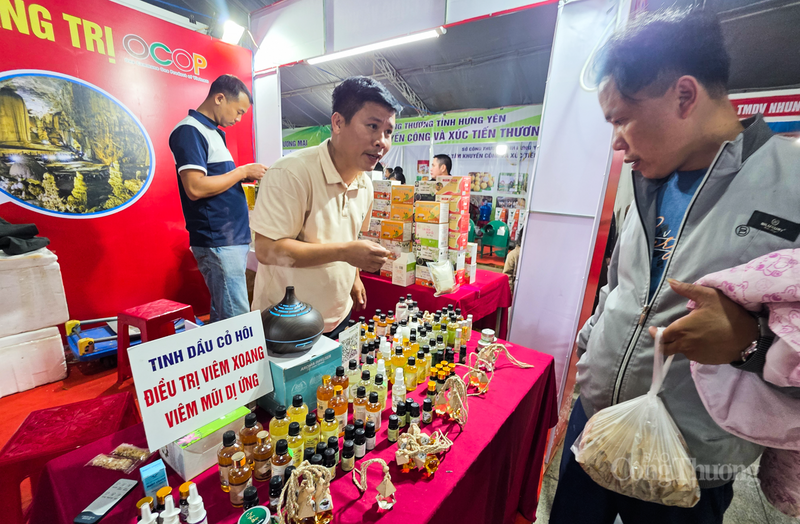 Mỗi lọ tinh dầu được chưng cất theo phương pháp truyền thống, phải mất hàng giờ đồng hồ để thu được lượng tinh dầu nguyên chất. Ảnh: Trọng Tùng