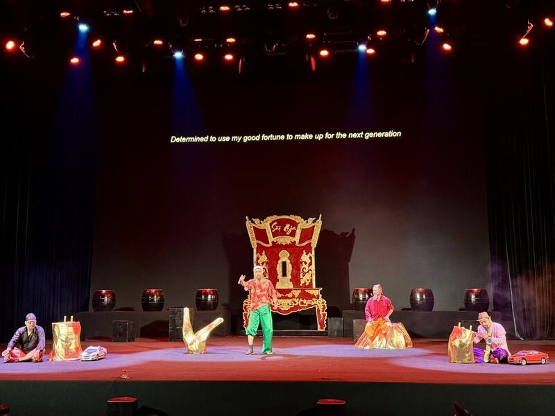 Vở diễn “Các cụ gánh còng lưng” do các nghệ sĩ Nhà hát Nghệ thuật Truyền thống tỉnh Ninh Bình tại Liên hoan quốc tế Sân khấu thử nghiệm lần thứ VI. Ảnh minh họa