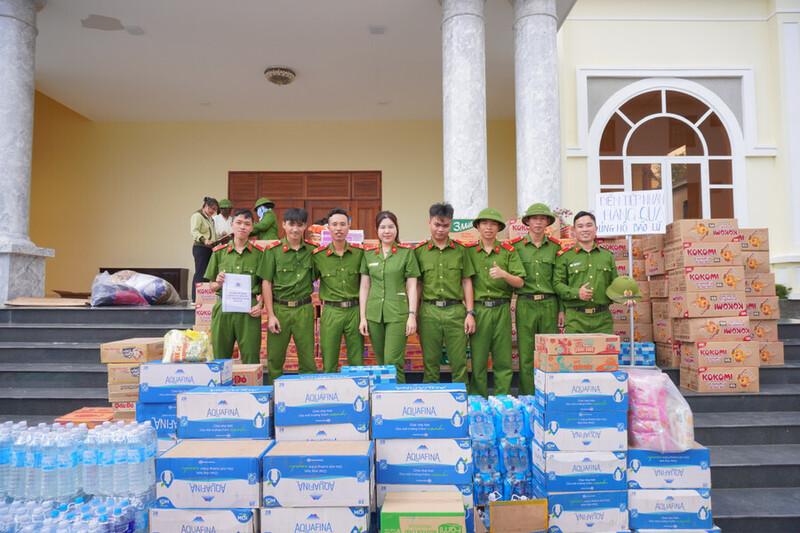 Cán bộ, chiến sĩ Trại giam Gia Trung quyên góp các nhu yếu phẩm thiết yếu tặng bà con.