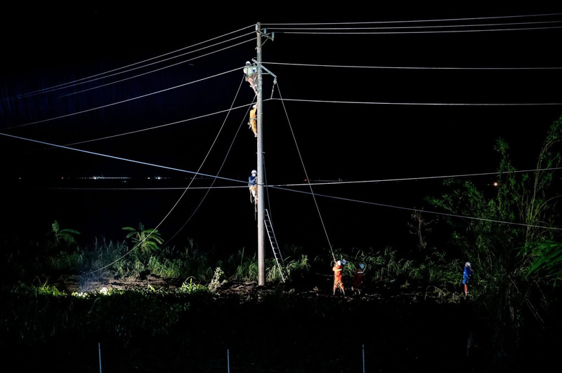 Ngành điện miền Trung xuyên đêm khôi phục cấp điện cho người dân.