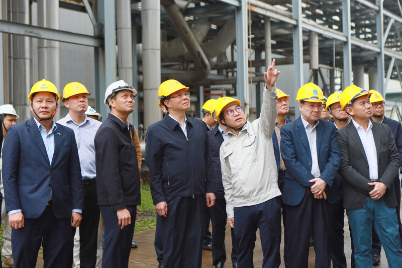 Chủ tịch HĐTV Petrovietnam Lê Mạnh Hùng (hàng đầu, thứ ba từ trái qua) kiểm tra công tác bảo dưỡng Nhà máy Ethanol Dung Quất (Ảnh: BSR)