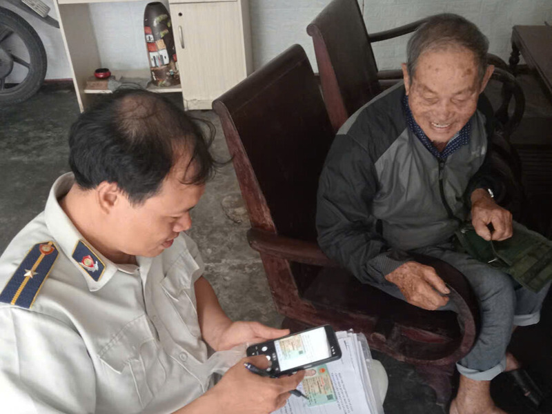 Cán bộ địa phương đến tận nhà người dân để thu thập dữ liệu đất đai.