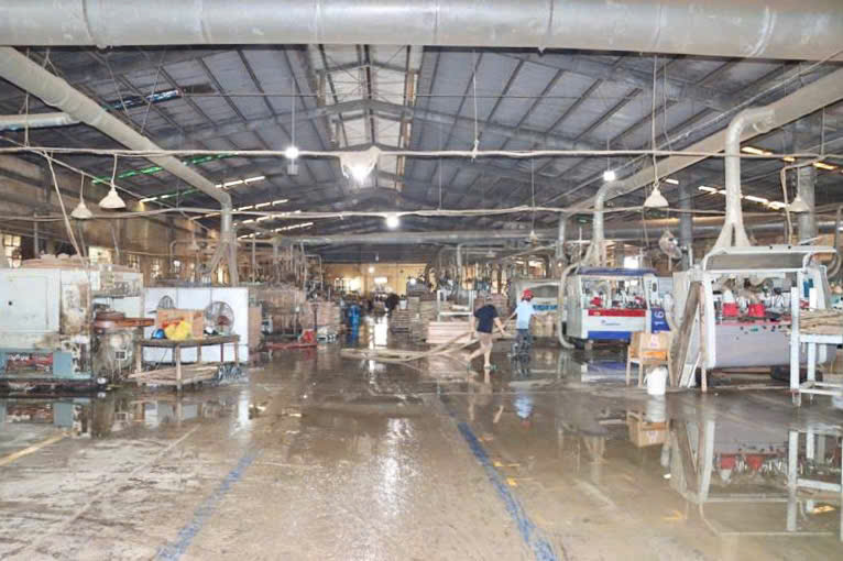 Khu Công nghiệp Phú Tài thiệt hại nặng sau 2 đợt bão và lũ. Ảnh: Thuỳ Trang