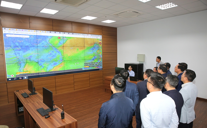 Đoàn công tác Petrovietnam thăm Trung tâm tích hợp điều hành Nhà máy Lọc dầu Dung Quất (Ảnh: BSR)