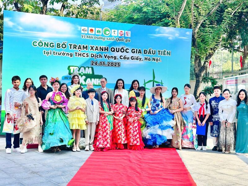 Công bố Trạm xanh Quốc gia đầu tiên tại trường THCS Dịch Vọng. Ảnh: B.T