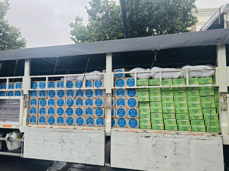 Hàng trăm nghìn sản phẩm dinh dưỡng bao gồm sữa và nước uống Vinamilk đã được chất đầy xe chuẩn bị đến với bà con vùng lũ. Ảnh: Vi Nam