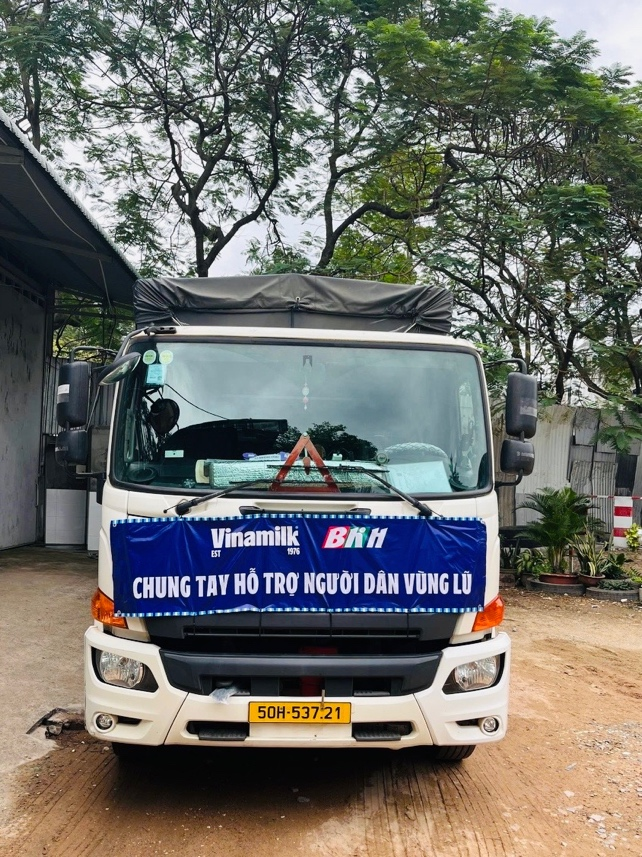 Những chuyến xe dinh dưỡng của Vinamilk sẵn sàng xuất phát xuyên đêm đến với bà con vùng lũ. Ảnh: Vi Nam