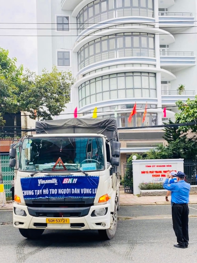 Những chuyến xe dinh dưỡng của Vinamik đã có mặt ở Mặt trận Tổ quốc và cơ quan báo, đài địa phương, kịp thời tiếp ứng dinh dưỡng cho bà con vùng lũ. Ảnh: Vi Nam