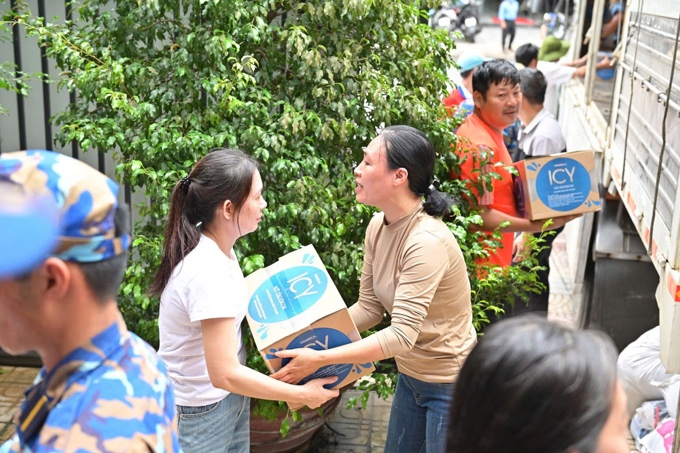 Những sản phẩm dinh dưỡng của Vinamilk được đón nhận để chuyển đến người dân vùng lũ. Ảnh: Vi Nam