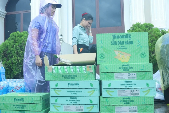 Các sản phẩm dinh dưỡng Vinamilk đã đến tận tay người dân vùng lũ xã Diên Điền, Diên An, tỉnh Khánh Hòa. Ảnh: Vi Nam