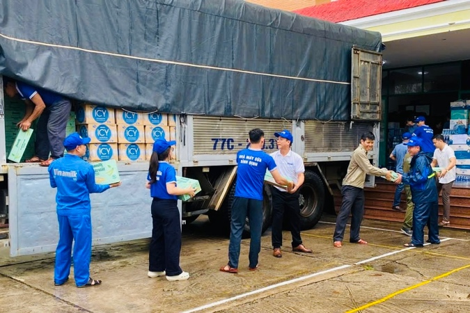 Hàng trăm nghìn sản phẩm Vinamilk được trao tặng cùng nhiều yêu thương và mong muốn đồng bào vùng lũ sớm phục hồi hậu thiên tai. Ảnh: Vi Nam
