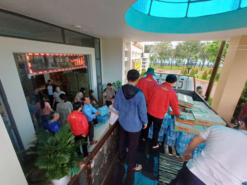 Những đoàn xe cứu trợ đã lần lượt tiếp cận các khu vực đang cần hỗ trợ khẩn cấp (Ảnh: Tập đoàn Hoa Sen)