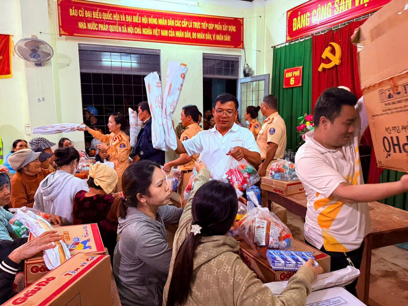 Nhân sự của Hoa Sen Home và Nhựa Hoa Sen cùng cảnh sát giao thông địa phương tại Gia Lai, đã trực tiếp chuyển từng phần quà đến tay người dân tại các khu vực tâm lũ (Ảnh Tập đoàn Hoa Sen)