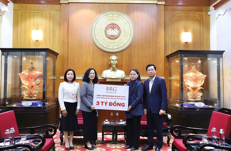 Bà Nguyễn Hoàng Yến, Phó Tổng Giám đốc Tập đoàn BRG, đại diện trao tặng ủng hộ qua Ủy ban Trung ương Mặt trận Tổ quốc Việt Nam