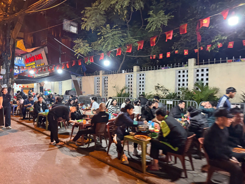 Không chỉ các quán bán đồ nướng, quán lẩu Bảo Sang trên đường Hoàng Hoa Thám cũng thường xuyên lấn chiếm vỉa hè làm nơi bán hàng, người đi bộ không còn vỉa hè để đi đoạn trước cửa quán.