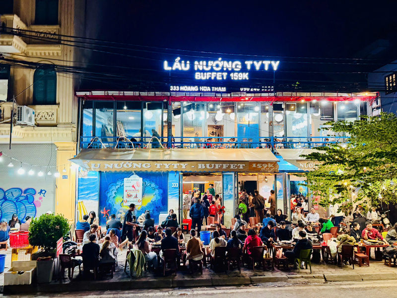 Quán lẩu nướng tại chân dốc đường Hoàng Hoa Thám giao với đường Văn Cao.