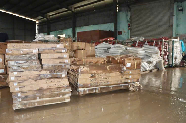 Nhiều sản phẩm của các doanh nghiệp hư hại sau lũ. Ảnh: Thuỳ Trang