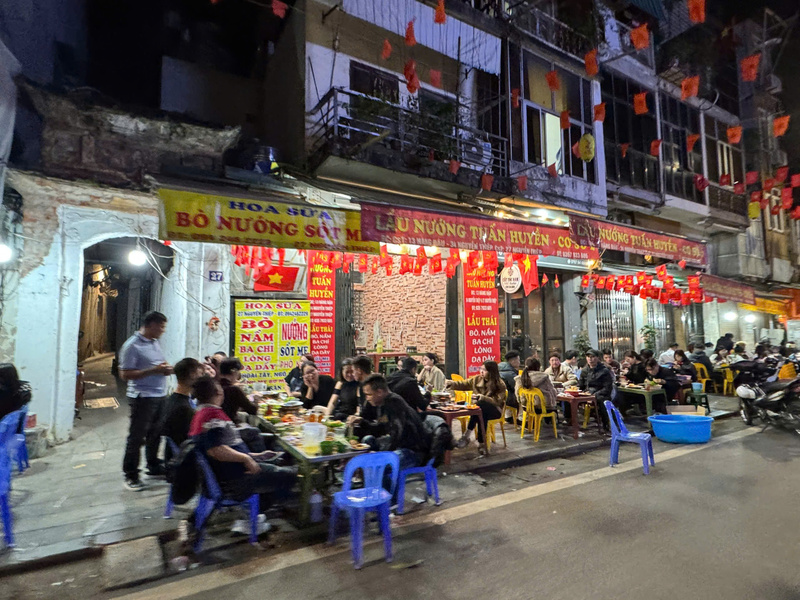 Cảnh các quán nướng lấn chiếm vỉa hè trên phố Hàng Đậu